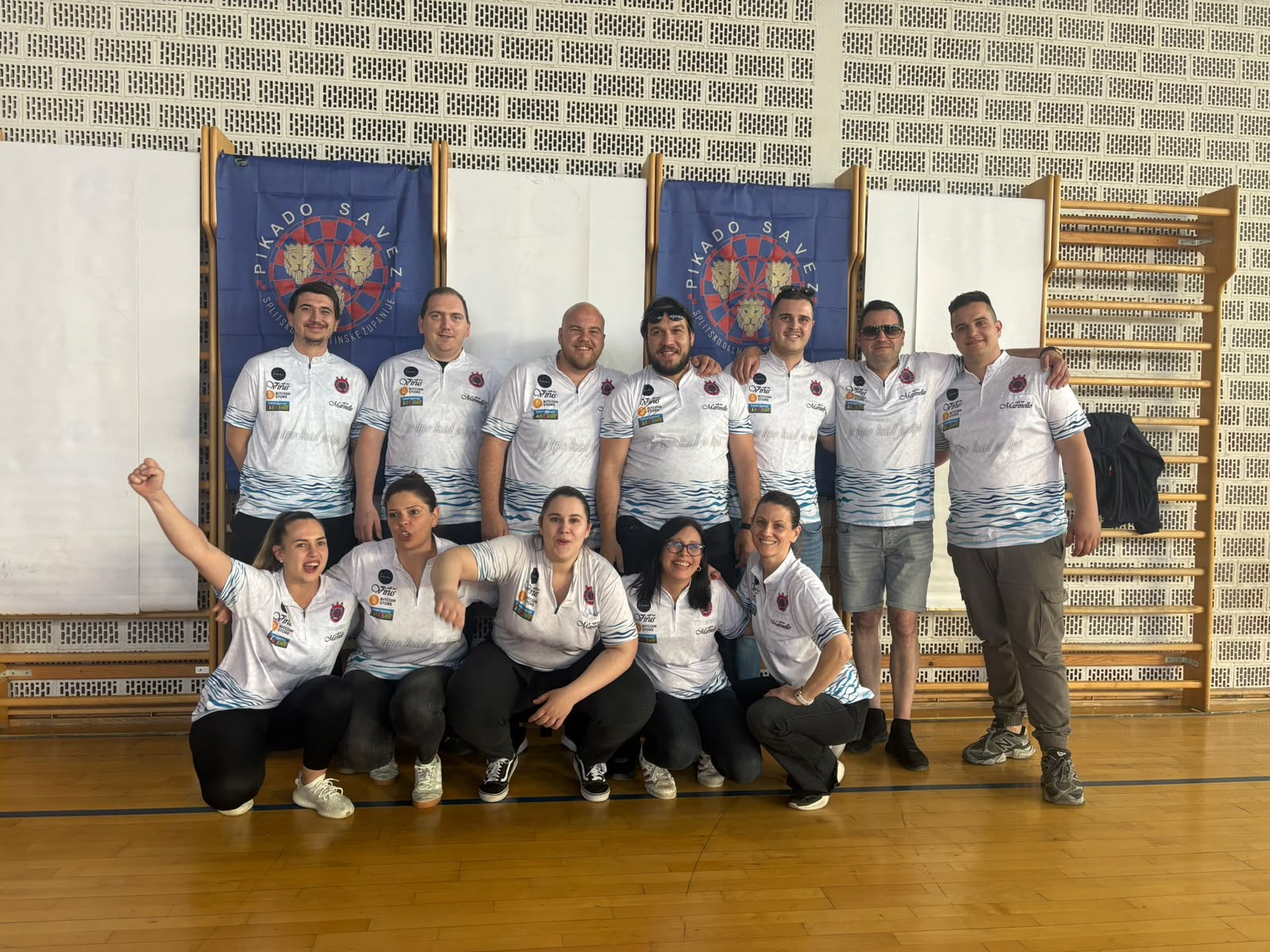 Ekipa PK Marinello u klupskim dresovima ispred zastava Pikado saveza Splitsko-dalmatinske županije