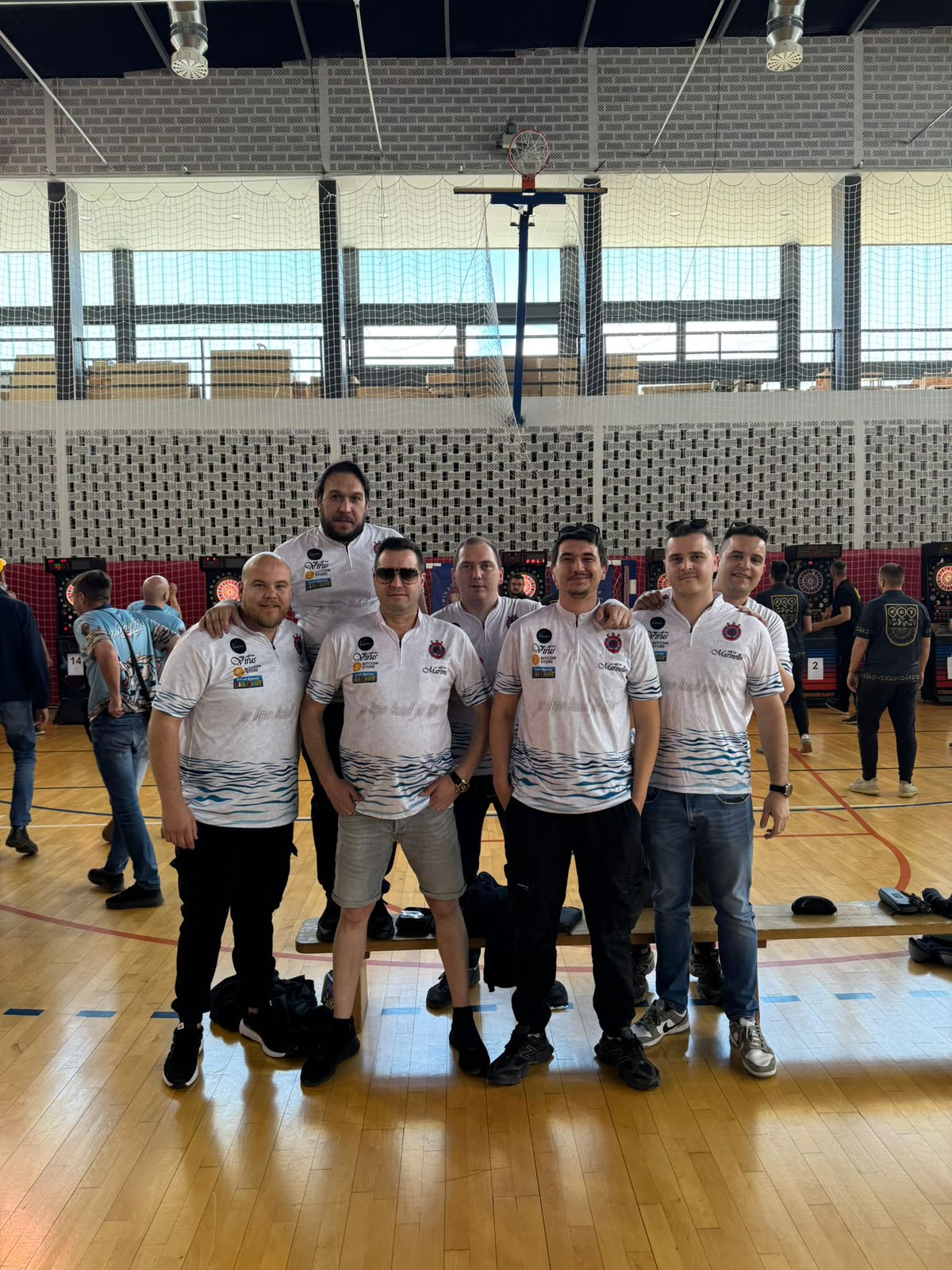 Igrači Marinella u klupskim dresovima u sportskoj dvorani tijekom turnira