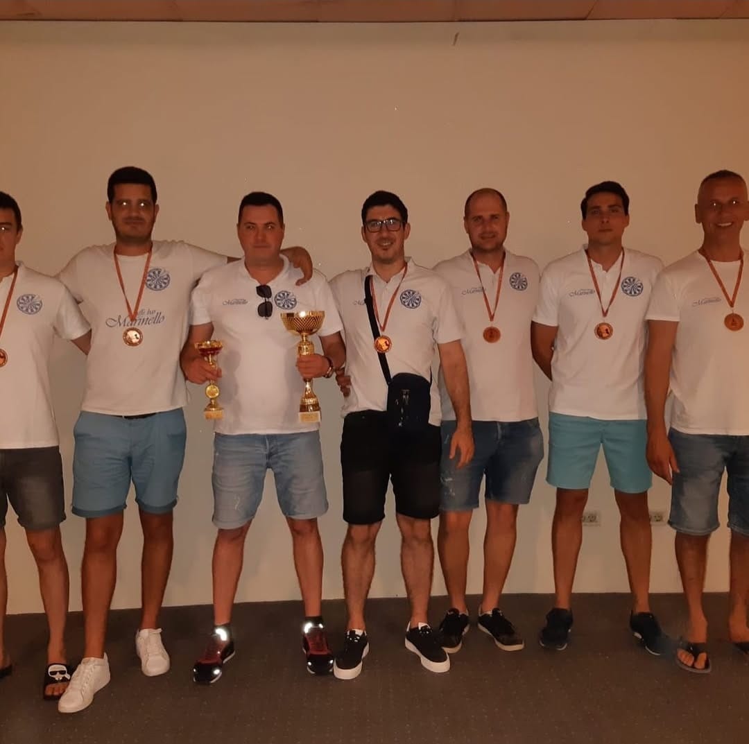 Igrači Marinella s brončanim medaljama i dva pehara