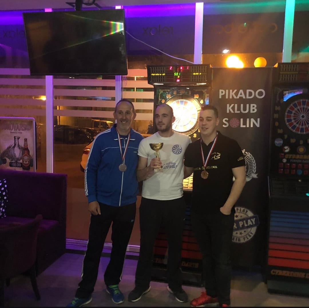 Igrač Marinella s pobjedničkim peharom na turniru Pikado kluba Solin