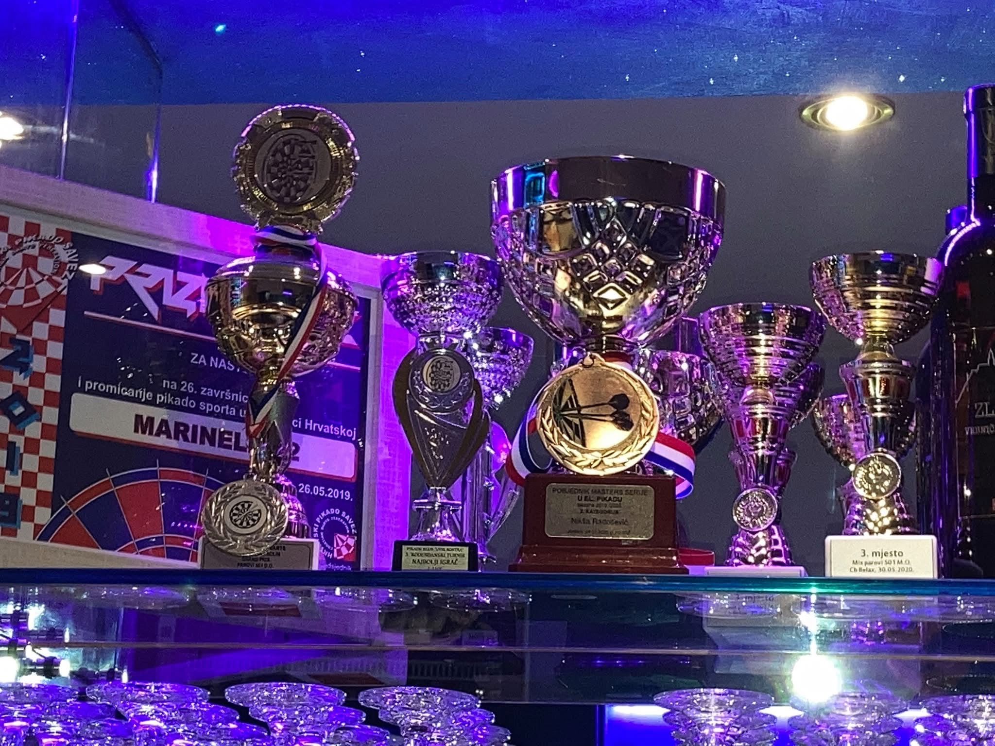 Pehari i medalje u osvijetljenoj vitrini caffe bara Marinello